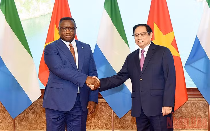 Thủ tướng Phạm Minh Chính và Tổng thống Cộng hòa Sierra Leone Julius Maada Bio hội kiến. (Ảnh: TRẦN HẢI)