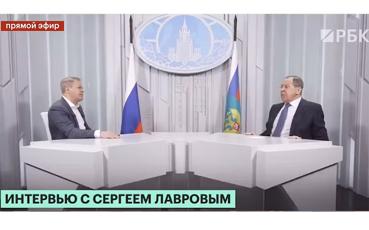 Ngoại trưởng Nga Lavrov trả lời phỏng vấn độc quyền kênh truyền hình RBC. (Nguồn: RBC.ru)