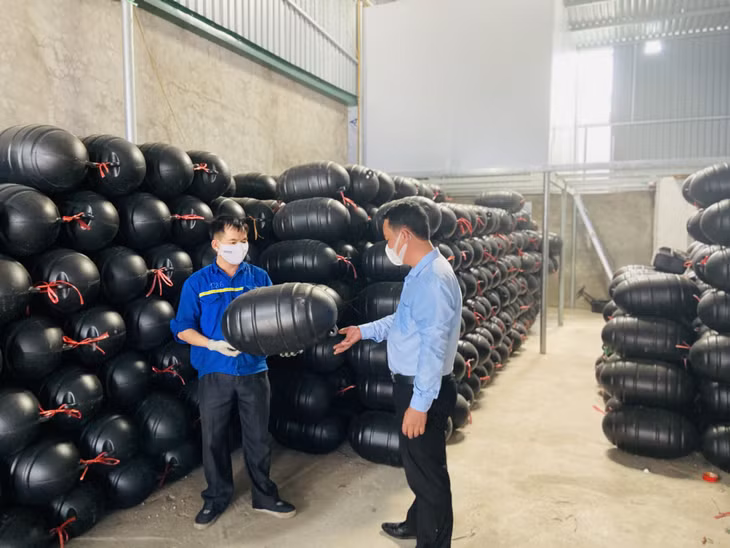 Nhiều cơ sở kinh doanh phao xốp ở thị trấn Cái Rồng đã chuyển sang kinh doanh vật liệu nổi phù hợp Quy chuẩn địa phương.