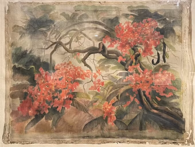Tranh lụa "Hoa phượng". Vũ Đỗ cho biết một số tranh chưa hoàn thiện nhưng có giá trị về mặt nghệ thuật, cho thấy sự sáng tạo và thể nghiệm không ngừng của họa sĩ. "Những tác phẩm phản ánh quá trình làm việc, trăn trở, suy nghĩ, thậm chí thất vọng trong sự nghiệp của họa sĩ. Chúng cũng hé lộ nhiều manh mối, câu chuyện về cuộc đời ông. Dù dang dở, tất cả vẫn có giá trị về nghệ thuật với sức rung cảm và gây ấn tượng mạnh mẽ", Vũ Đỗ nói.