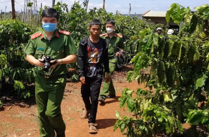 Dẫn giải Rah Lan Giang (áo đen) thực nghiệm tại hiện trường vụ án.