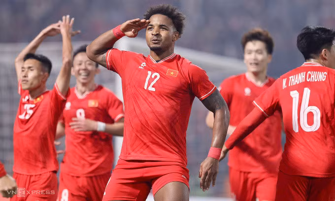 Xuân Son chia vui với CĐV sau khi ghi bàn thứ hai cho Việt Nam ở trận thắng Thái Lan 2-1 tại lượt đi chung kết ASEAN Cup 2024 trên sân Việt Trì, Phú Thọ tối 2/1/2025. Ảnh: Đức Đồng