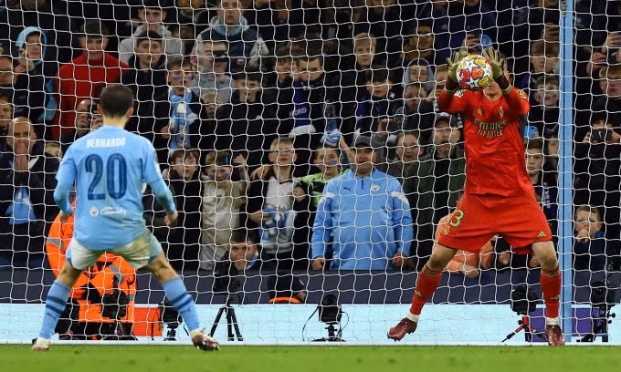 Thủ môn Andriy Lunin bắt cú sút luân lưu của Bernardo Silva tại lượt về tứ kết Champions League 2024. Ảnh: Reuters