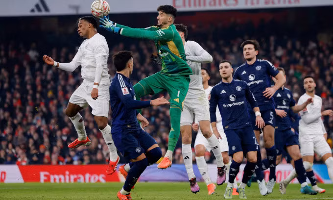Tình huống thủ môn Altay Bayindir bắt bóng từ quả phạt của Arsenal. Ảnh: Reuters