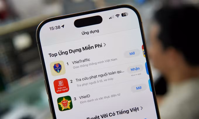 Ứng dụng VNeTraffic đứng đầu bảng xếp hạng trên App Store tại Việt Nam, ngày 2/1. Ảnh: Lưu Quý