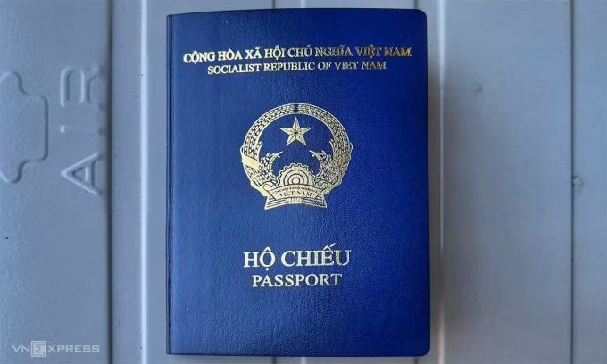 Hộ chiếu Việt Nam theo mẫu mới có màu xanh tím than. Ảnh: Tiến Ngọc