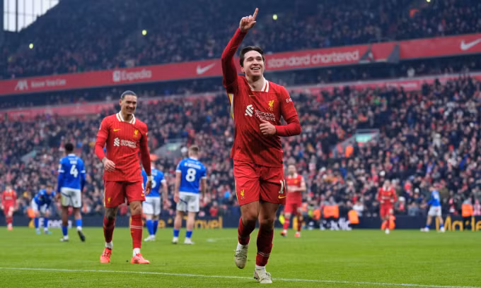 Chiesa chia vui với CĐV Liverpool sau khi ghi bàn đầu tiên cho CLB. Ảnh: PA