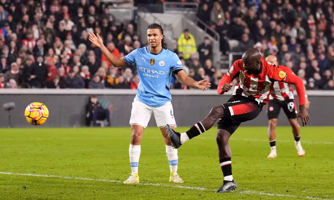 Tình huống Yoane Wissa ghi bàn rút ngắn tỷ số cho Brentford trước Man City trên sân Gtech Community, thành phố London, vòng 21 Ngoại hạng Anh tối 14/1/2025. Ảnh: PA