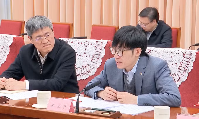 Liang Wenfeng (phải) trong hội thảo do Thủ tướng Lý Cường chủ trì hôm 20/1. Ảnh: CCTV