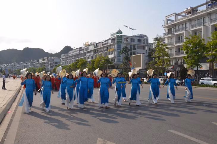 Phần diễu hành duyên dáng Hạ Long.