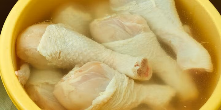 Hãy ngâm thịt gà trong chậu nước muối pha loãng khoảng 20 phút để chất bẩn trong thịt từ từ tiết ra, sau đó rửa lại bằng nước lạnh thật nhiều lần. (Ảnh: The Today Show)