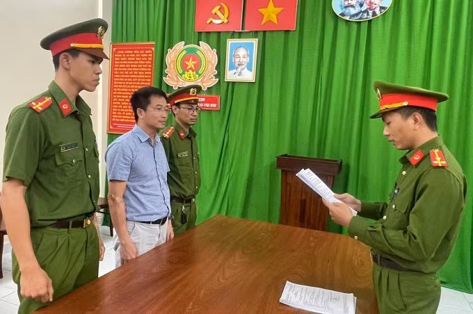 Bị can Nguyễn Thành Lê (sơ mi xanh) lúc bị bắt. Ảnh: Nhật Vy