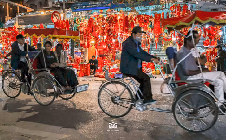 Du khách nước ngoài tới tham quan, trải nghiệm nét đặc trưng Tết truyền thống của Việt Nam. Ảnh: Vương Lộc