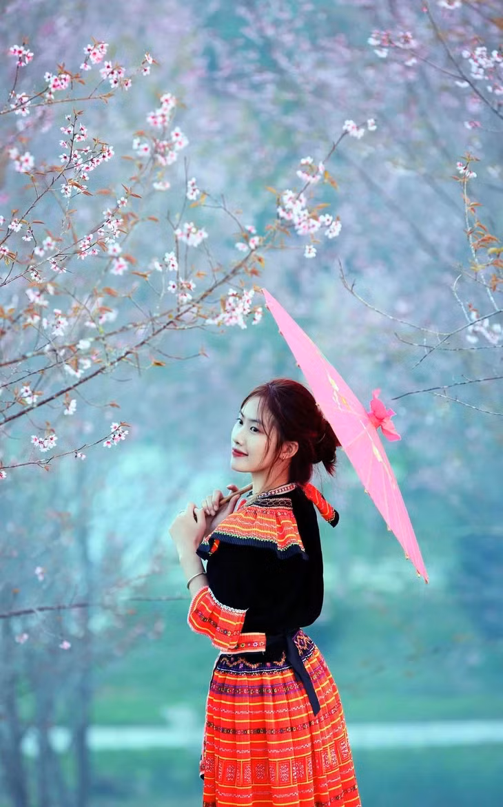 Khách du lịch chụp ảnh lưu niệm