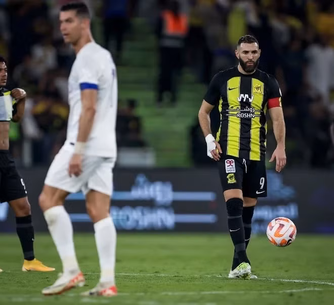 Benzema lu mờ trước Ronaldo.