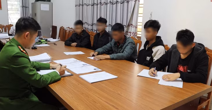Nhóm đối tượng gây rối trật tự công cộng tại cơ quan Công an.
