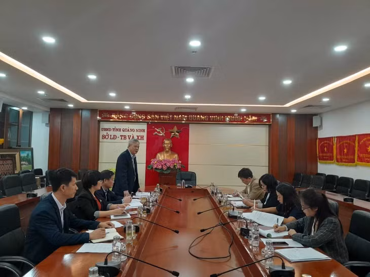 Đồng chí Lê Minh Sơn, Phó Giám đốc Sở Lao động – TB&amp;XH báo cáo với Đoàn công tác.