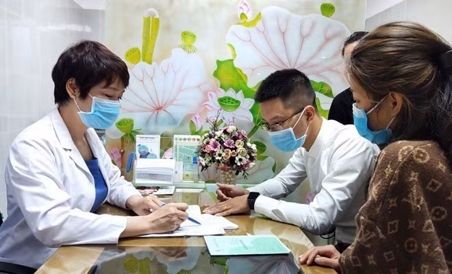 Bác sĩ khám sức khỏe tiền hôn nhân cho một cặp đôi. Ảnh: Bệnh viện Phụ sản Hà Nội
