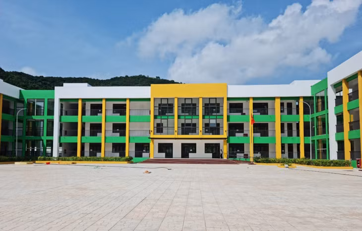 Trường TH&amp;THCS Vạn Yên (xã Vạn Yên, huyện Vân Đồn) mới xây khang trang, rộng rãi. Ảnh: Nhà trường cung cấp