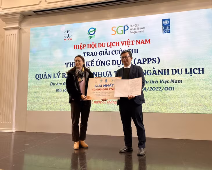 Trao thưởng trao giải Cuộc thi thiết kế ứng dụng (apps) quản lý rác thải nhựa.