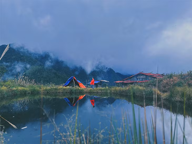 Nhắc tới những đỉnh núi cao tại miền Bắc, phần đông du khách sẽ nhớ tới đỉnh Fansipan, hay còn được mệnh danh là Nóc nhà của Đông Dương. Tuy nhiên ngoài địa danh này có thể kế đến rất nhiều cung trekking say đắm lòng người. Trước tiên, đó là Ky Quan San hay Bạch Mộc Lương Tử, cách Sa Pa 60km. Ảnh: Lương Tuấn.
