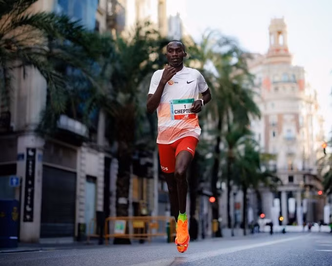 Cheptegei trên đường chạy Valencia Marathon ngày 3/12. Ảnh: NN Running