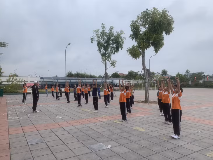 Một tiết học thể dục của học sinh khối 4, Trường Tiểu học thị trấn Cái Rồng.