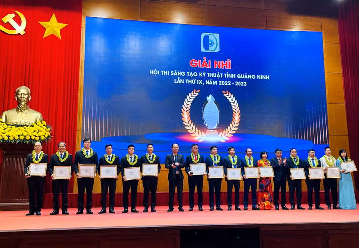 Ban Tổ chức trao giải Nhì cho các tác giả, nhóm tác giả.