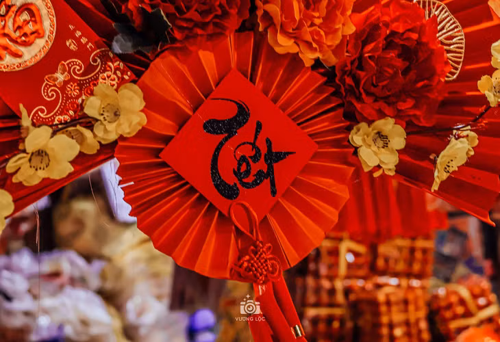 Các mặt hàng trang trí Tết khá phong phú, từ câu đối Tết, đèn lồng, tràng pháo… phục vụ người dân thủ đô mua sắm đón Tết. Ảnh: Vương Lộc