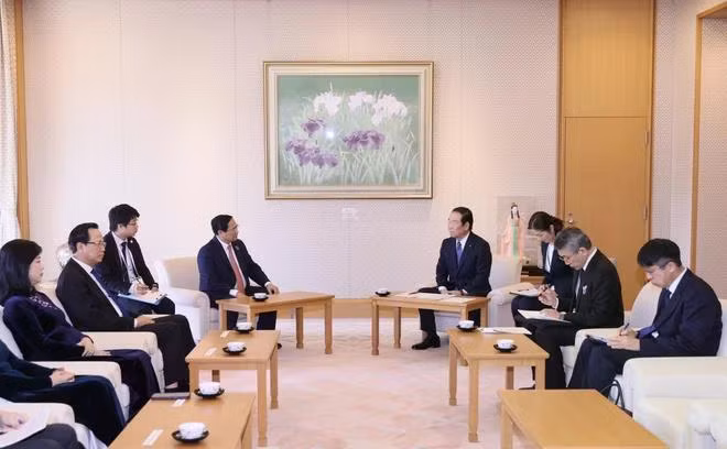 Thủ tướng Phạm Minh Chính gặp Chủ tịch Hạ viện Nhật Bản Nukaga Fukushiro. (Ảnh: Dương Giang/TTXVN)