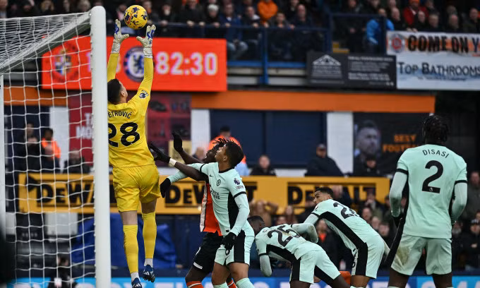 Thủ môn Chelsea Djordje Petrovic bắt bóng trong tình huống bị chủ nhà Luton Town gây áp lực cuối trận vòng 20 Ngoại hạng Anh tối 30/12/2023. Ảnh: AFP