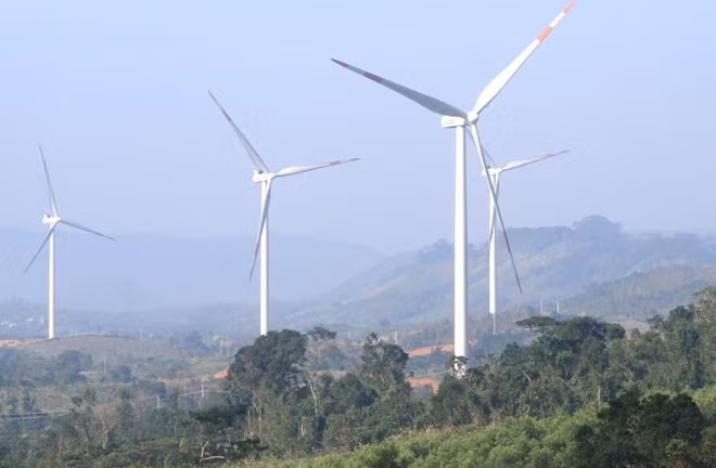 Các trụ điện gió của dự án Nhà máy điện gió Hướng Linh 2. Ảnh: Hưng Thơ.
