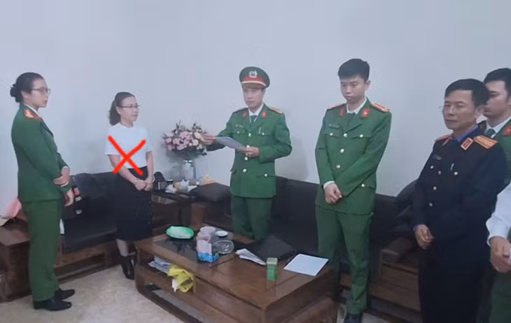 Cơ quan Cảnh sát điều tra Công an huyện Hậu Lộc thi hành Lệnh khám xét nơi ở của bị can Nguyễn Thị Xuyến.