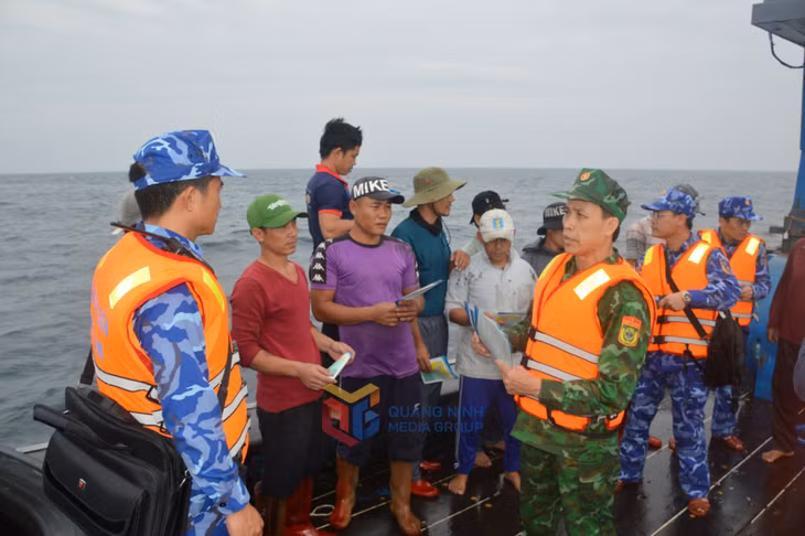 Lực lượng Cảnh sát biển phối hợp với lực lượng Biên phòng tuyên truyền cho bà con ngư dân về chống khai thác hải sản bất hợp pháp, không khai báo và không theo quy định (IUU).