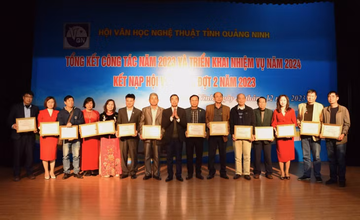 Nhiều tập thể, cá nhân có thành tích trong năm 2023 được nhận khen thưởng tại hội nghị.