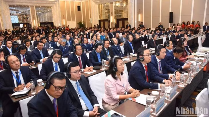 Các đại biểu tham dự Diễn đàn.