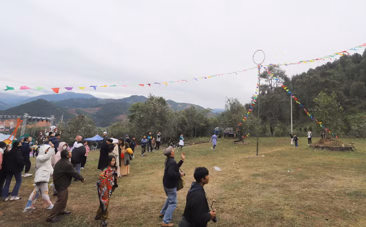 môn ném còn... thu hút đông đảo du khách, nhân dân tham gia thi đấu và cổ vũ.