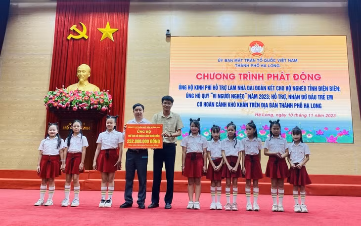 Công ty CP Nhiệt điện Quảng Ninh ủng hộ 252 triệu đồng cho những trẻ em có hoàn cảnh khó khăn trên địa bàn thành phố.