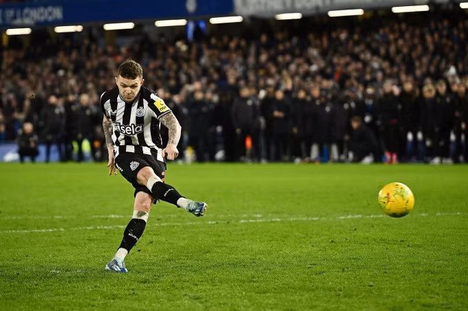 Trippier đá hỏng ở loạt sút luân lưu, khiến Newcastle bị loại khỏi Cup Liên đoàn. Ảnh: Sun