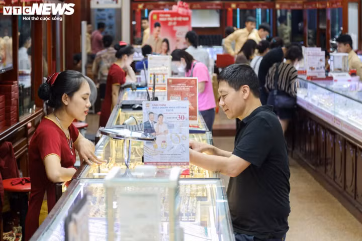 Nhiều người trở tay không kịp vì giá vàng biến động thất thường.