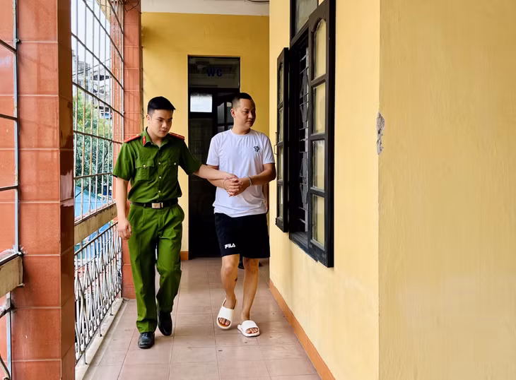 Trích xuất phạm nhân phục vụ điều tra tại nhà tạm giữ Công an TP Hạ Long.