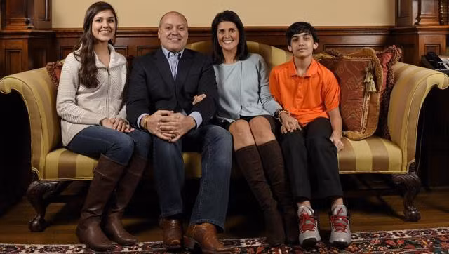 Nikki Haley trong ảnh chụp cùng gia đình - chồng Michael và con gái Rena, con trai Nalin trong ảnh chụp từ năm 2015. Ảnh: AP
