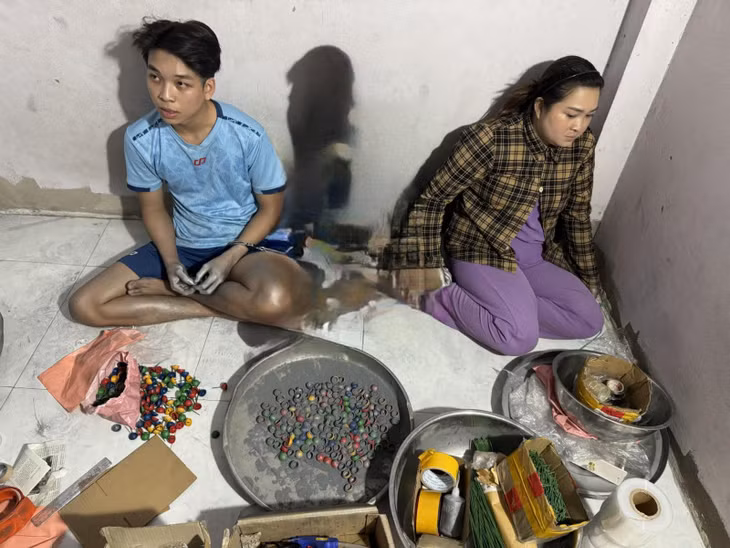 2 chị em Út và Mai bị bắt quả tang đang sản xuất pháo nổ.