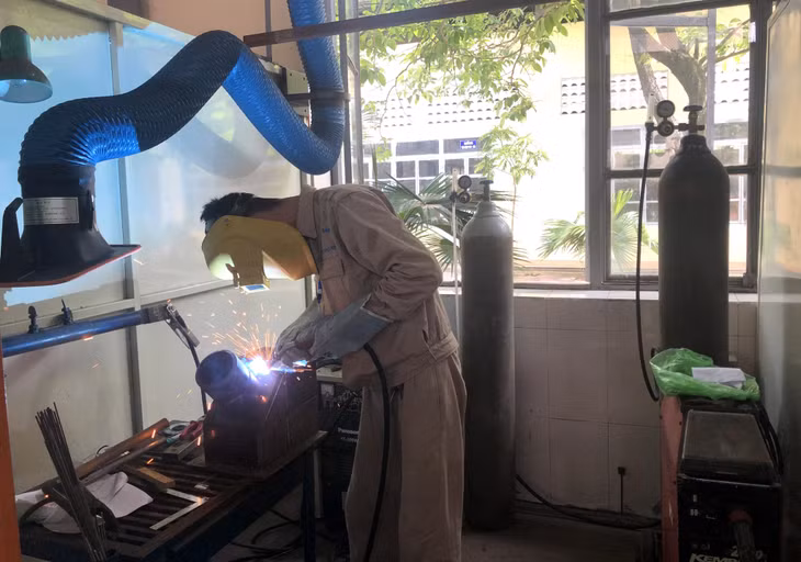 Sinh viên thực hành nghề hàn tại Trường CĐ Công nghiệp và Xây dựng.
