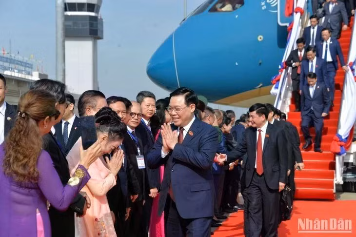 Chủ tịch Quốc hội Vương Đình Huệ đến Thủ đô Vientiane, Cộng hoà Dân chủ Nhân dân Lào.