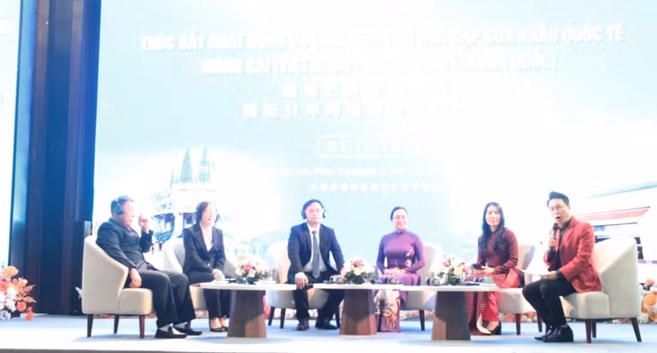 Đại biểu đến từ các cơ quan quản lý du lịch Quảng Ninh, Việt Nam và Quảng Tây, Trung Quốc tham gia toạ đàm.