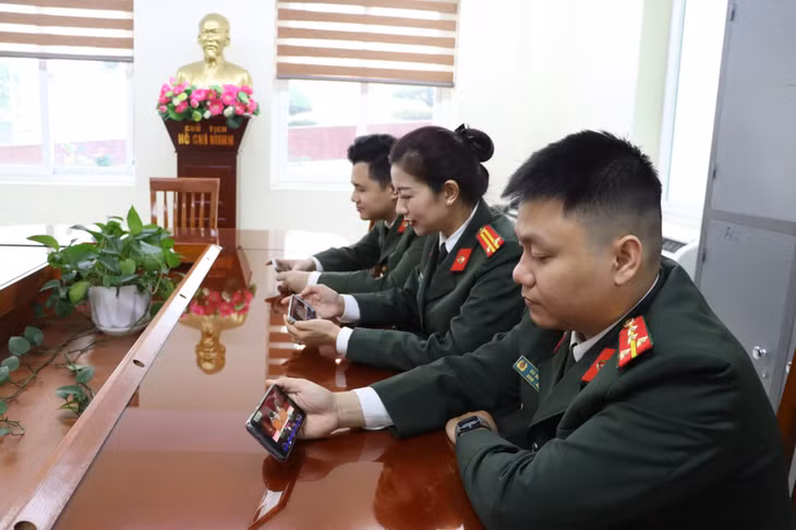 Cán bộ, chiến sỹ Phòng An ninh chính trị nội bộ (Công an Quảng Ninh) theo dõi Kỳ họp được truyền hình trực tiếp trên kênh QTV1 qua điện thoại thông minh.