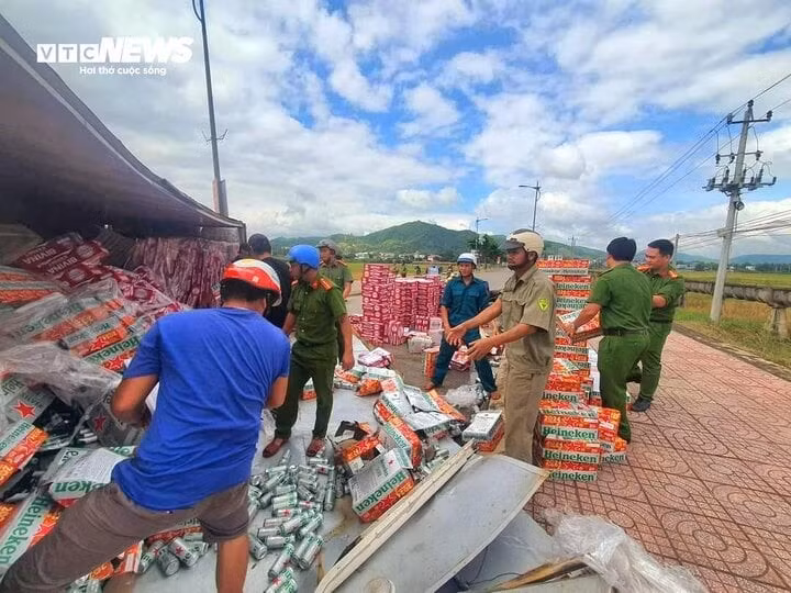 Mọi người cùng nhau phụ tài xế dọn dẹp hiện trường.
