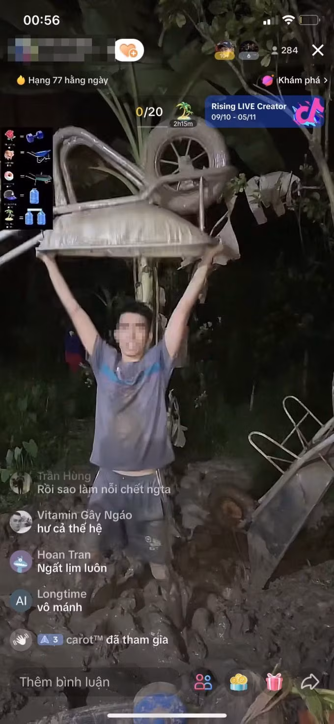 Một chàng trai thực hiện thử thách nâng tạ tại bãi bùn theo yêu cầu của người xem trên TikTok nhằm nhận quà tặng, rạng sáng 17/11. Ảnh chụp màn hình