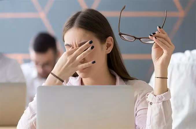 Co giật mí mắt với cường độ cao trong thời gian dài có thể là dấu hiệu của một số bệnh lý về mắt. (Nguồn: All About Vision)